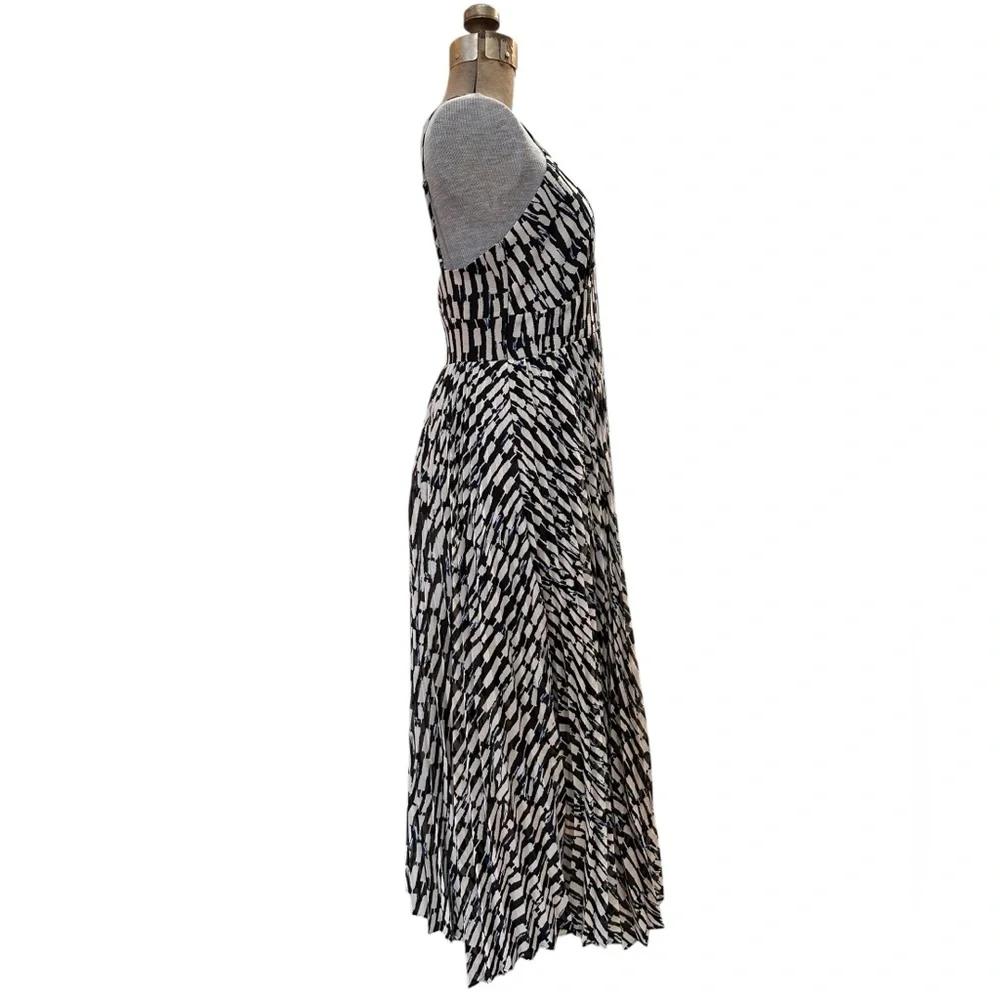 Uniqlo Sleeveless, v-neck, midi, geometric print, asymmetrical hem, full skirt - Picture 3 of 8